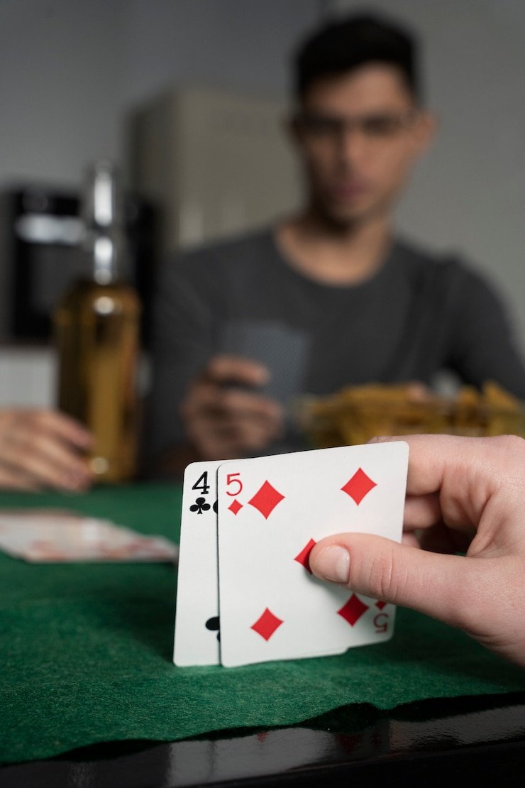 Pengguna membaca pembaruan situs hiburan