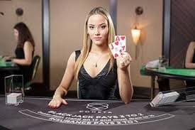 Pengguna memeriksa instruksi deposit dengan teliti